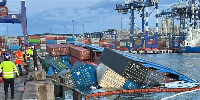 Ambarlı Marport Limanı'nda konteyner gemisi yan yattı