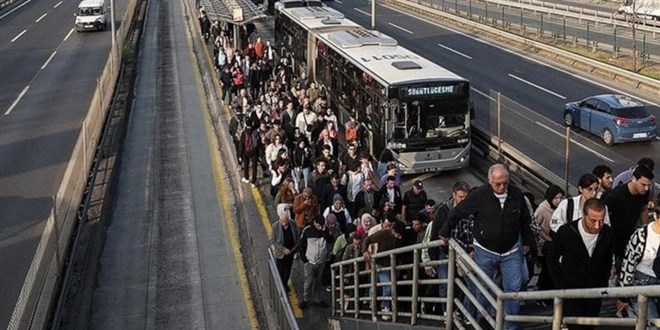 Küçükçekmece'de metrobüs arızalandı: Yolcular indirildi