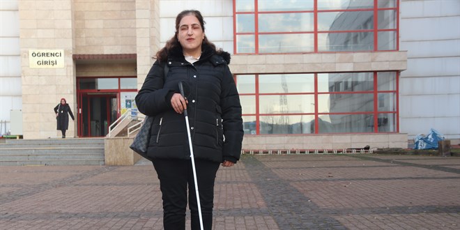 Görme engelli 3 çocuk annesi 49 yaşında üniversiteli oldu