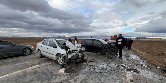 Afyonkarahisar'da iki otomobil çarpıştı, 2 kişi öldü