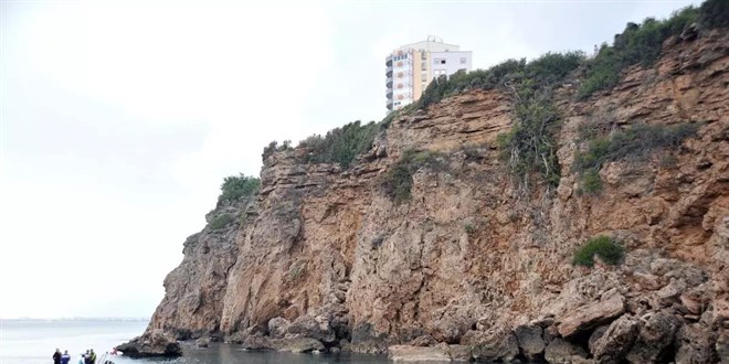 Antalya'da falezlerden denize düşen otomobil aranıyor