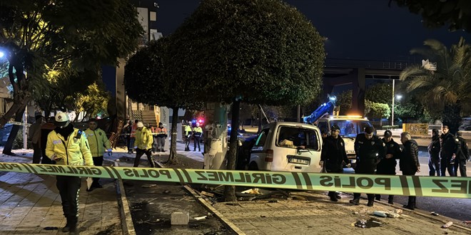 Tabela direğine çarpan hafif ticari araçtaki 1 kişi öldü