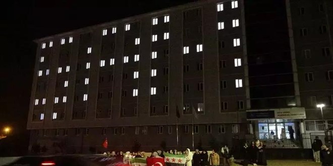 Bitlis'te Suriyeli öğrencilerden ışıklı kutlama