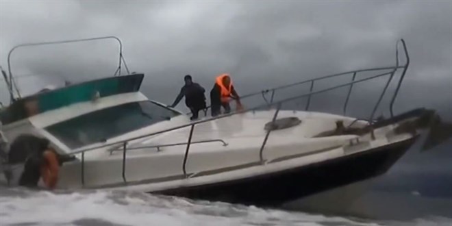 Tekirdağ'da karaya oturan teknede 2 vatandaş kurtarıldı