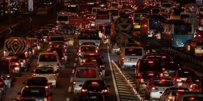 İstanbul trafiği kilitlendi: Yoğunluk yüzde 90'a ulaştı