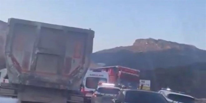 TIR ile işçi servisi çarpıştı: 2 ölü, 7 yaralı
