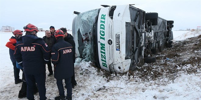 Kars'ta yolcu otobüsü devrildi: 23 yaralı