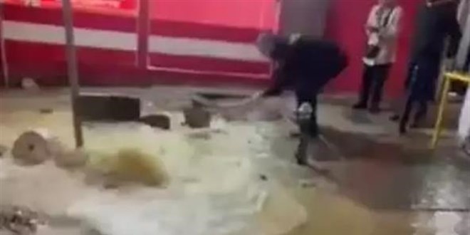 Kadıköy'de kanalizasyon borusu patladı: 5 katlı binanın sakinleri tahliye edildi