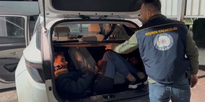 Polisi şoke eden görüntü: Bagajdan 8 kaçak göçmen çıktı