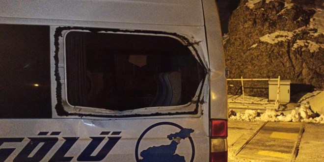 Minibüsün üzerine kaya parçasının düştüğü olayda yaralanan çocuk hayatını kaybetti