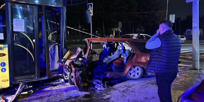 Otomobilin İETT otobüsüne çarptığı kazada can kaybı 2'ye yükseldi