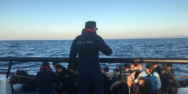 İzmir'de 73 düzensiz göçmen kurtarıldı, 155 düzensiz göçmen yakalandı