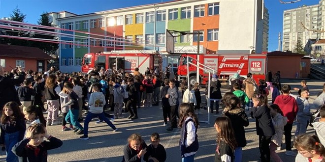 İlkokulda büyük panik! Yangın çıktı, öğrenciler tahliye edildi