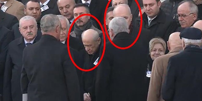 Cenazede soğuk rüzgar: Bahçeli ve Dervişoğlu tokalaşmadı