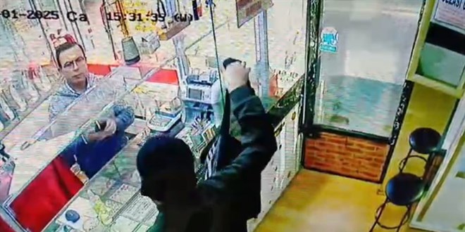 Oyuncak silahla soymaya kalktığı kuyumcudan dayak yedi