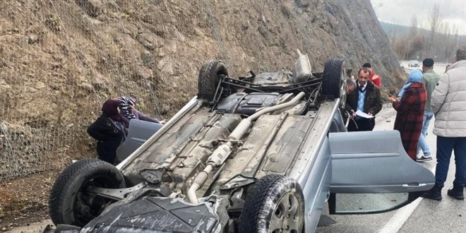 Hakemleri taşıyan otomobil devrildi, maç ertelendi