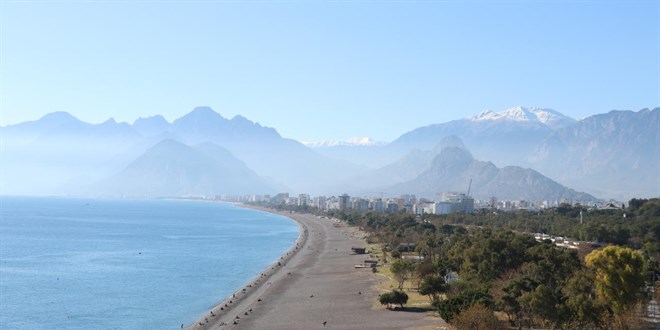 Antalya'da kışın ortasında deniz keyfi