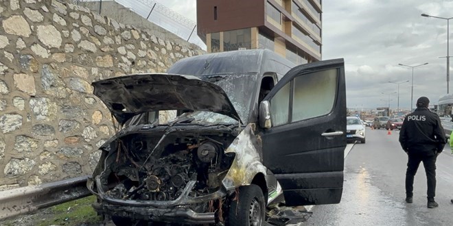 Seyir halindeki servis minibüsü yandı
