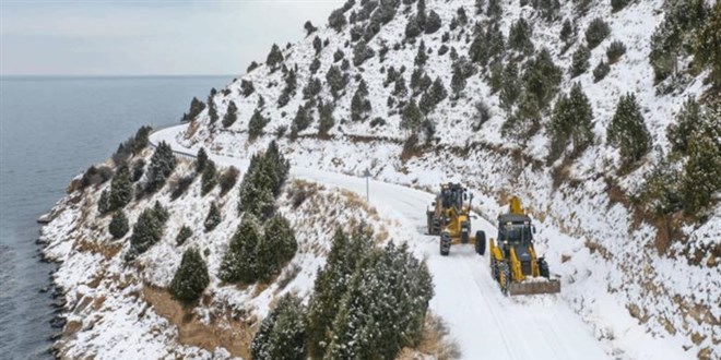 Van'da kardan kapanan 463 yol açıldı