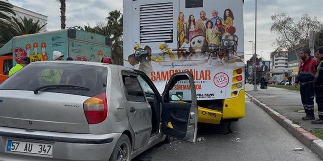 Otomobil İETT otobüsüne çarptı: 3'ü çocuk 8 yaralı