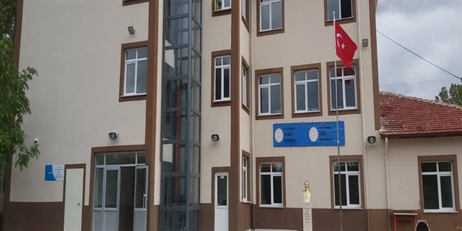 Çocuklardan fidanları koruyan okul müdürüne veliden bıçaklı tehdit