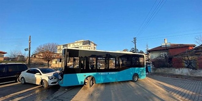 Adana'da otomobil ile halk otobüsü çarpıştı, 6 kişi yaralandı