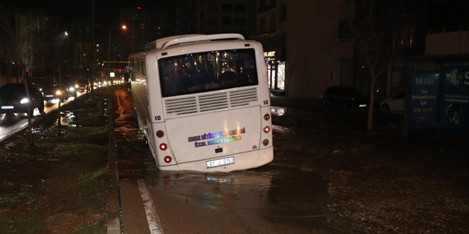 Adana'da su borusu patladı, otobüs çukura düştü