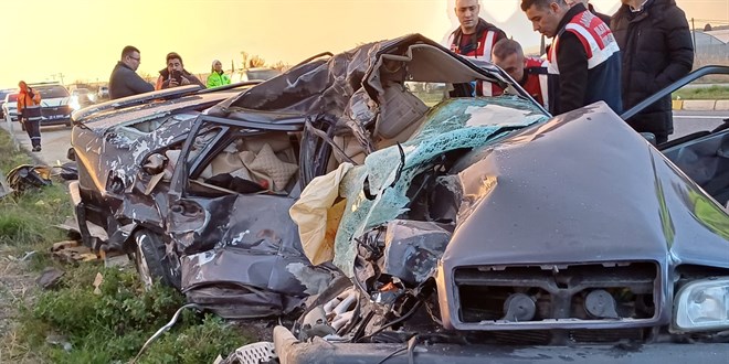 Balıkesir'de tırla çarpışan otomobilin sürücüsü öldü