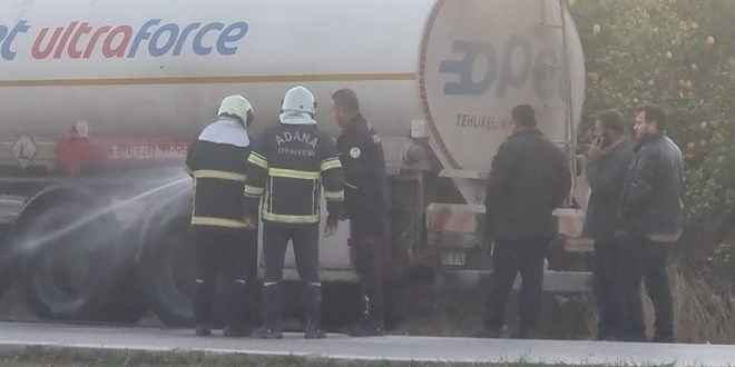 Yakıt tankerinin patlayan lastiği alev aldı