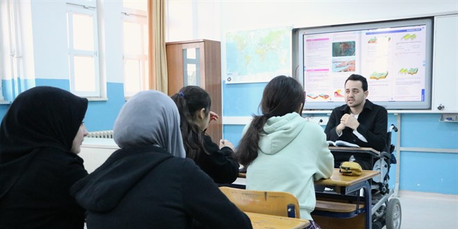 Felç kaldı pes etmedi: Öğretmenlik hayalini gerçekleştirdi