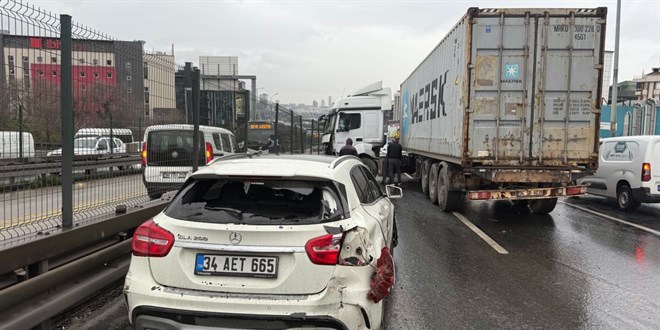 Beylikdüzü E-5'te kaza! Makaslayan tır yolu kapattı