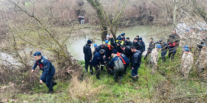 Çanakkale'de çaya düşen otomobildeki 1 kişi öldü
