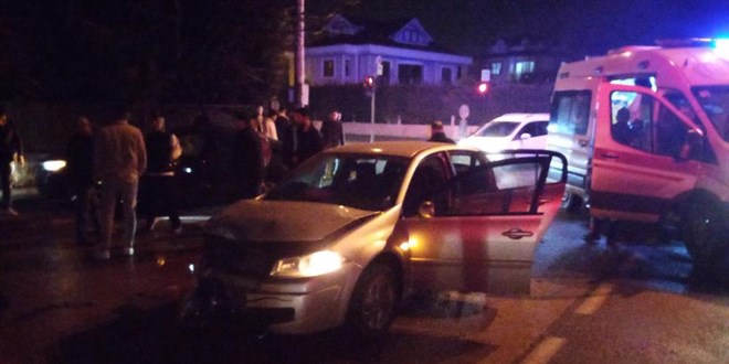 Ambulansa yol vermek isteyen 2 otomobil çarpıştı: 4 yaralı