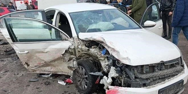 Amasya'da otomobiller kafa kafaya çarpıştı: 7 yaralı