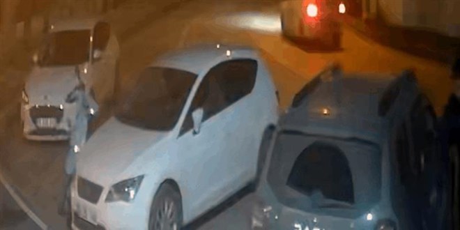 Araçtaki cep telefonu ve paraları çaldı