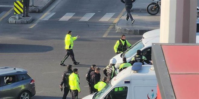 Otomobil, polis motosikletine çarptı; 1 yaralı