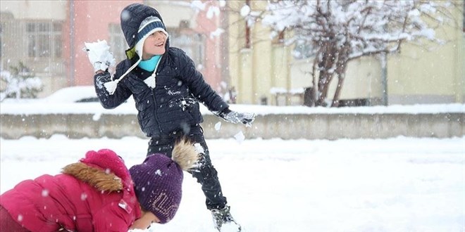 Kofçaz'da kar yağışı nedeniyle taşımalı eğitime bir gün ara