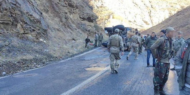 Askeri araç devrildi! 2 asker yaralandı