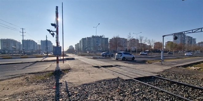 Yük treni otomobile çarptı: 1 ölü, 1 yaralı