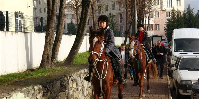 Karabük'te 2 kardeş karne almaya at üstünde gitti