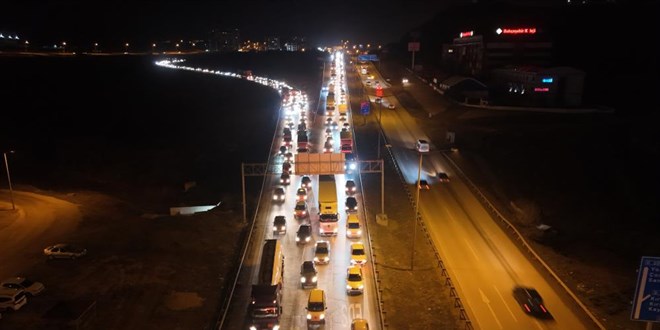 Yarıyıl tatili başladı, 43 ilin geçiş noktasında trafik yoğunluğu arttı