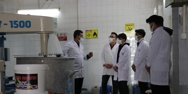 Depremzede öğrencilerin ürettiği boyalar eğitim kurumlarını renklendiriyor