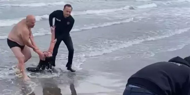 Samsun'da polis memuru denize atlayan kadını kurtardı