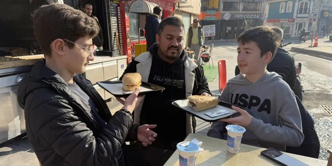 Takdir belgesini getiren öğrencilere kokoreç ikramı