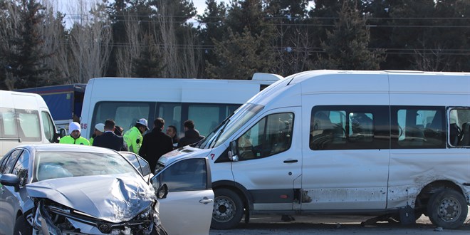 Minibüs ile otomobil çarpıştı, 6 kişi yaralandı