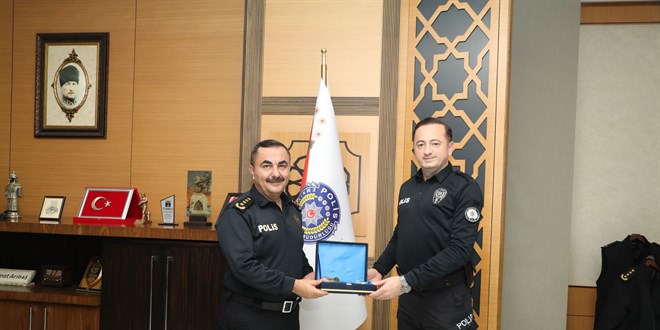 Denizde boğulma tehlikesi geçiren kadını kurtaran polislere ödül