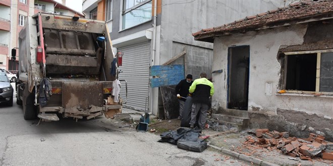 Eskişehir'de bir evden 6 kamyon çöp çıkarıldı