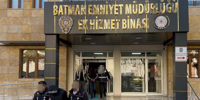 Motosiklet ile kapkaç yaptıkları belirlenen 2 zanlı tutuklandı