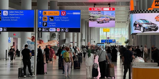 Havayolu yolcularının yüzde 53'ü İstanbul'dan uçtu