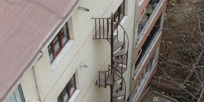 78 kişinin ölümü ders olmadı! 'Süs' yangın merdiveni tepki çekti